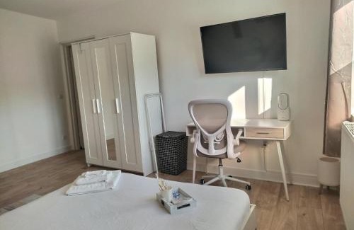 Woippy House | Ch privée 18m - Canapé - Netflix - Appart 120m
