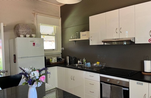 Canowindra Cottage | Chaffcutters Cottage - Pet friendly cottage in idyllic rural setting.