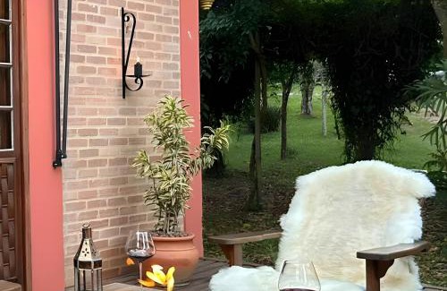 Cunha Ski Chalet | Chalé Azaléa com roupas de cama e banho internet de alta velocidade smart tv lareiras decks jardim cozinha equipada estacionamento privativo floresta relaxamento descanso e silêncio no campo