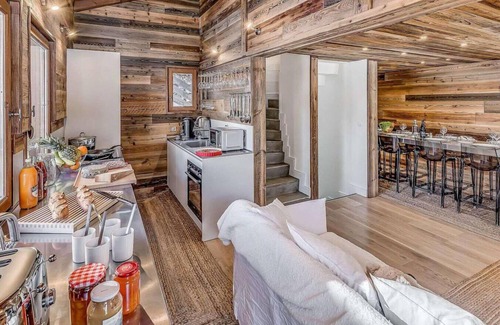 Les Brevieres Ski Chalet | Chalet, 200m from ski slopes, view ski slopes, fireplace or stove, tv, ski locker, 129m², Tignes
