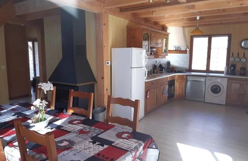 Boisset Ski Chalet | Chalet 30min D'aurillac, Piscine, Jacuzzi, 5 ch, 12 Couchages