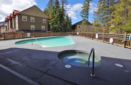 Government Camp Ski Chalet | Chalet 68 at the Official Collins Lake Resort