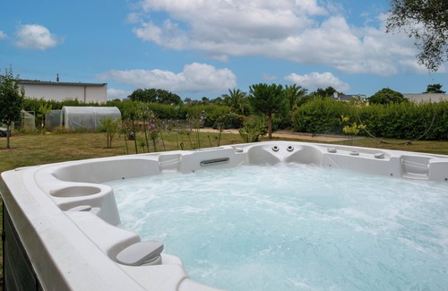 Trebeurden Ski Chalet | Chalet 'An Ti Koad Spa Privatif 800m Plage' with Private Terrace, Private Garden and Wi-Fi