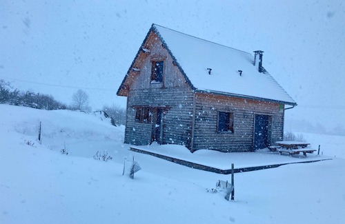 Saint-Genes-Champespe Ski Chalet | Chalet 'Artense Lodge' with Mountain View, Wi-Fi and Air Conditioning