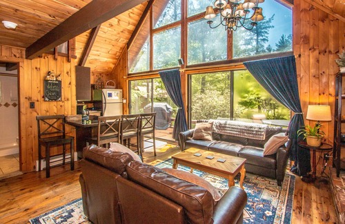 North Conway Ski Chalet | Chalet at Cathedral Ledge base! Epic views, 5 min to village, walk to Echo Lake!