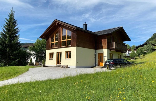 Russbach am Pass Gschuett Ski Chalet | Chalet 'Skiblickhaus' with Mountain View, Private Terrace and Wi-Fi