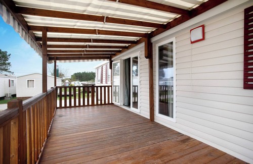 Burinhosa Ski Chalet | Chalet 'Bungalow T3 I I -15 Min From Nazaré' with Shared Pool, Private Terrace and Air Conditioning