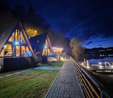 Piatra Neamt Ski Chalet | Chalet by the lake