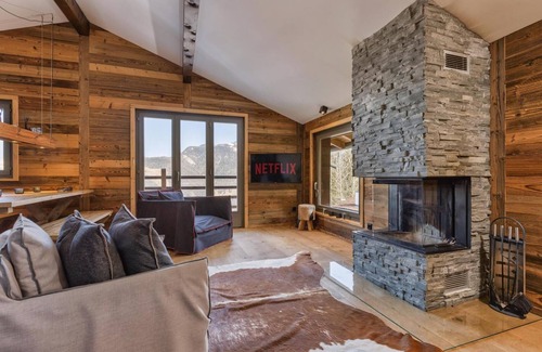 La Tzoumaz House | Chalet Capricorne -Impeccable Ski in/out Chalet with Sauna and views