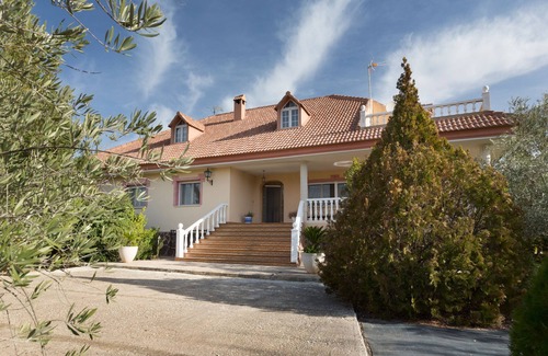 Moratalla House | Chalet Casa de Lozano y Rueda with Mountain View, Pool, Garden & Wi-Fi
