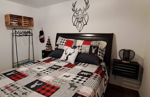 Chute-Saint-Philippe Ski Chalet | Chalet Chute-St-Philippe ♥ Waterfront ♥ SPA ♥ Wifi ♥ Pool Table ♥ Fireplaces