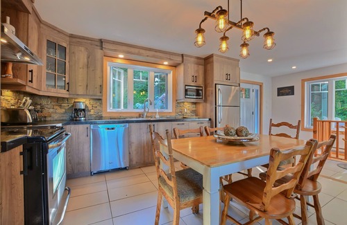 Sainte-Anne-du-Lac Ski Chalet | Chalet des Grands Espaces Verts- with spa and breathtaking waterfront views