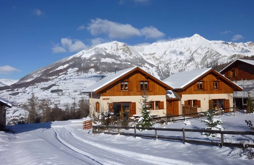 Les Orres Ski Chalet | Chalet 'Deux Grands Chalets Communicants' with Mountain View, Shared Pool and Wi-Fi