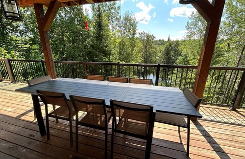 Mauricie Cabin | Chalet en bois rond au bord de l'eau avec spa, foyer et table de pool.