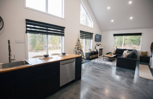 La Patrie House | Chalet Escapade|Hot Tub|Private Pool|River & Kayak