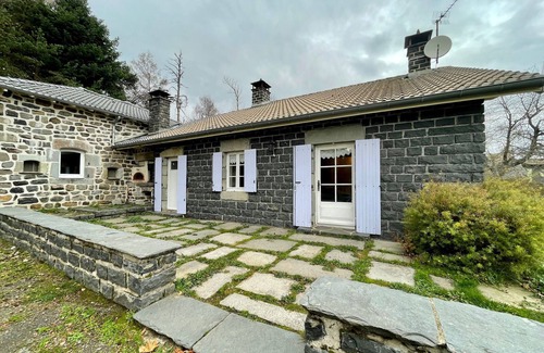Araules Cottage | Chalet familial près de la forêt avec grand terrain, jeux pour enfants et cheminée