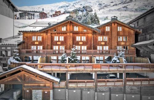 Les Bruyeres Apartment | Chalet familial rénové avec jacuzzi, accès piste, ski room - FR-1-613B-42