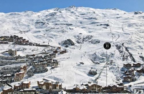 Les Bruyeres Apartment | Chalet familial rénové avec jacuzzi, accès piste, ski room - FR-1-613B-42