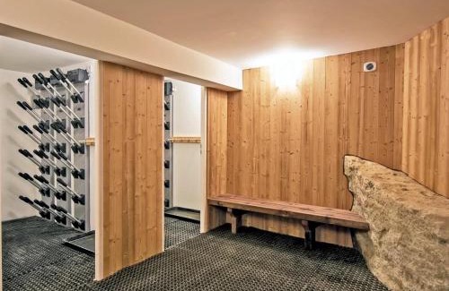Les Bruyeres Apartment | Chalet familial rénové avec jacuzzi, accès piste, ski room - FR-1-613B-42