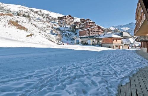 Les Bruyeres Apartment | Chalet familial rénové avec jacuzzi, accès piste, ski room - FR-1-613B-42