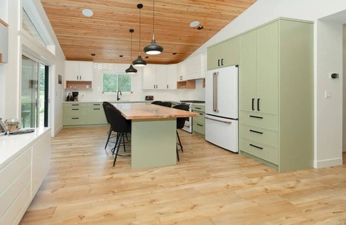 Halfmoon Bay Ski Chalet | Chalet Firefly BC REGISTRY APPROVAL #H631676206