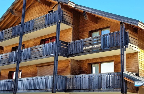 La Joue du Loup Ski Chalet | Chalet for 8 with terrace, ski storage, free parking, pets allowed