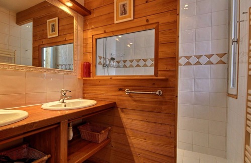 La Roche Ski Chalet | Chalet for 12, sauna, jacuzzi, pets allowed, parking