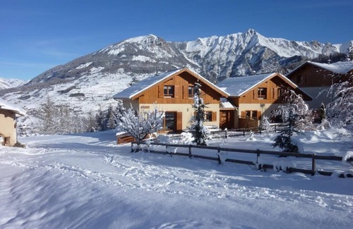 Les Orres Ski Chalet | Chalet 'Garrigue Au Pied Des Pistes' with Mountain View, Shared Pool and Wi-Fi