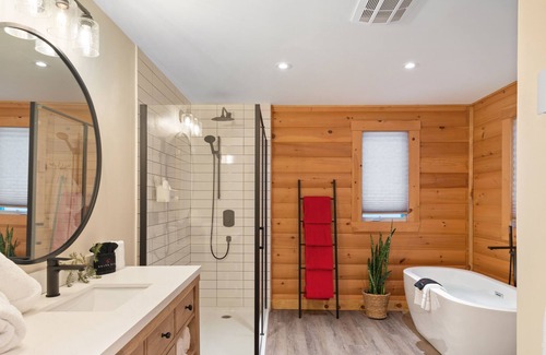 La Minerve Ski Chalet | Chalet Hummingbird on the Lake with Private Beach and Hot Tub
