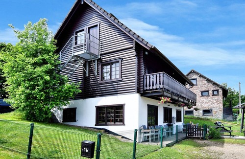 The Ardennes Ski Chalet | Chalet in Fraiture with Sauna and Garden