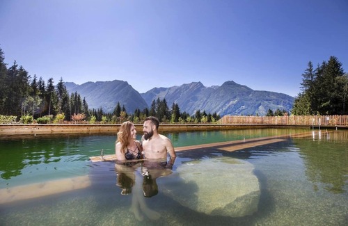 Schonbach Ski Chalet | Chalet in Neukirchen with Ski-In Access