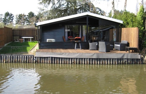 Geel House | Chalet in park with a fishing pond