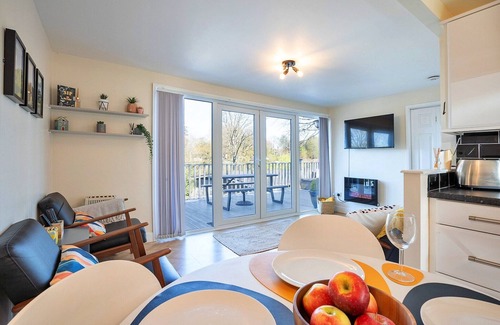 Bont Newydd Ski Chalet | Chalet in Snowdonia with Pool & Fishing Lake