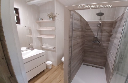Queyrac House | Chalet 'La Bergeronnette' with Shared Pool, Private Terrace and Shared Garden
