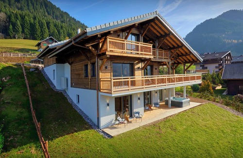 Chatel Ski Chalet | Chalet La Cachette - relaxing stay 10p hot tub and sauna - OVO Network
