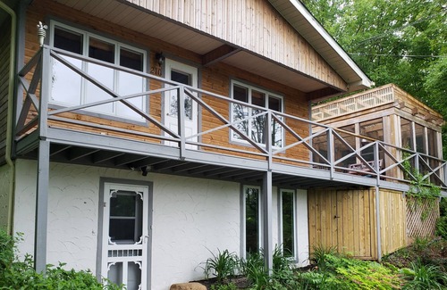 Sainte-Ann-des-Lacs House | Chalet Le Charmant Boisé with spa