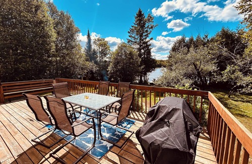 Mont-Laurier Ski Chalet | Chalet Le Malpic, Laurentides, Bord de l'eau, en pleine nature. Animaux acceptés