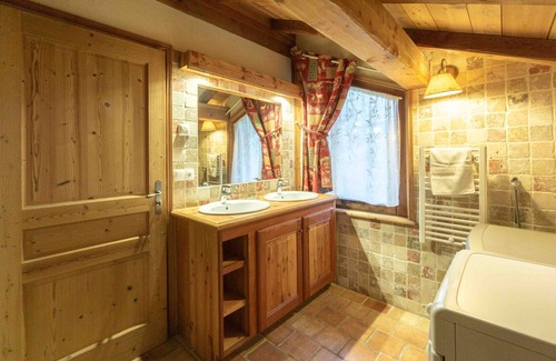 La Roche Ski Chalet | Chalet 'Les Ours' with Balcony and Wi-Fi