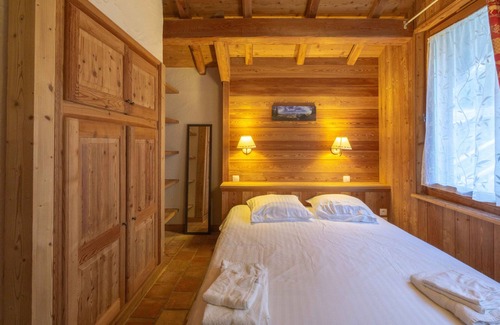 La Roche Ski Chalet | Chalet 'Les Ours' with Balcony and Wi-Fi