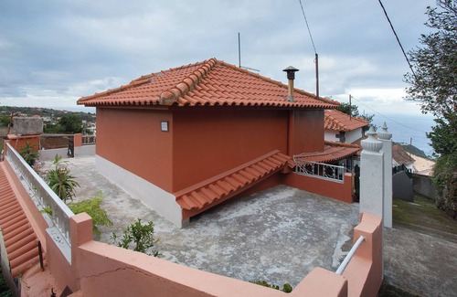 Sao Jorge Ski Chalet | Chalet 'Luci's House' with Sea View, Private Terrace and Wi-Fi