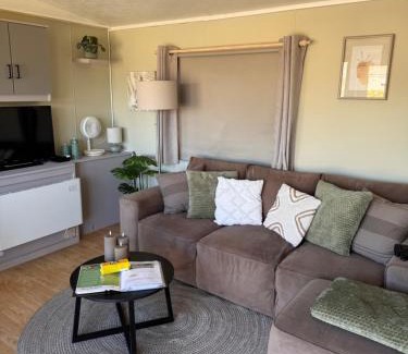 Warns Other | Chalet met 2 slaapkamers op gezellige camping met zwembad nabij Ijsselmeer