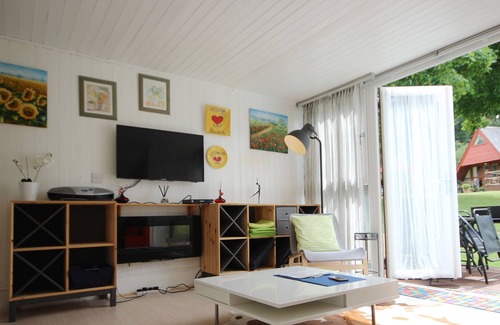 Martin Apartment | Chalet No. 53, in Kingsdown, Kent is a charming holiday chalet sleeping 6 people in 2 bedrooms. This