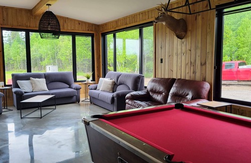 Lac-Bouchette Ski Chalet | Chalet on the edge of Lac des Commissaires