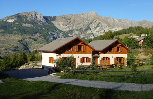 Les Orres Ski Chalet | Chalet 'Pastorale Au Pied Des Pistes' with Mountain View, Shared Pool and Wi-Fi