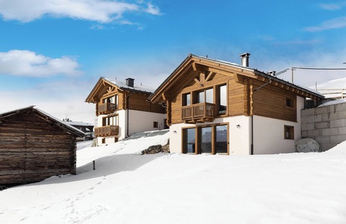 Livigno Ski Chalet | Chalet 'Plaz' with Mountain View, Private Garden and Wi-Fi