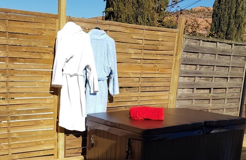 Les Pennes-Mirabeau Cottage | CHALET - PRIVATE JACUZZI