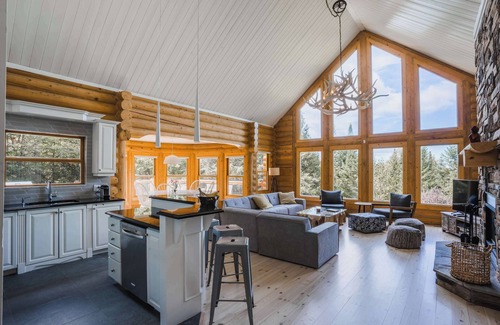 Mille-Isles Ski Chalet | Chalet Red Deer at Fiddler Lake with Spa, Sauna, and Private Pool