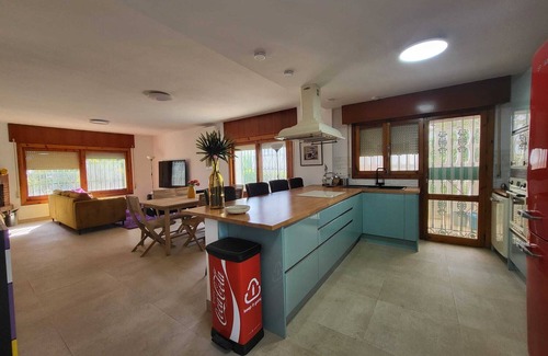 Roquetas de Mar Ski Chalet | Chalet reformado ideal para familias, con jardín, a 3 minutos a pie de la playa