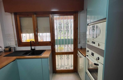 Roquetas de Mar Ski Chalet | Chalet reformado ideal para familias, con jardín, a 3 minutos a pie de la playa