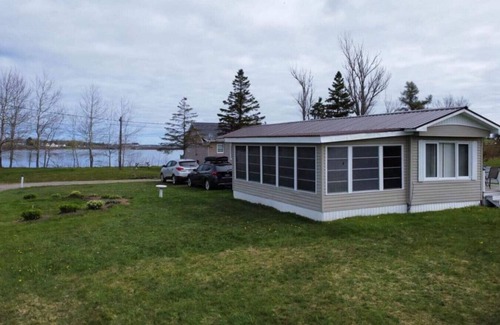 Sainte-Anne-de-Kent Apartment | Chalet Relaxation - Cottage with Beach View in Bouctouche Sud